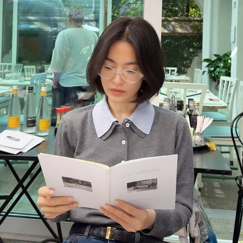 니트와 안경으로 분위기 완성한 송혜교 인스타 사복 패션