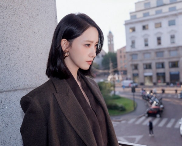 YoonA, the First Korean Max Mara Friend, Wears a 4.56 Million Won Brown Suit in Milan