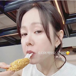 우아한 손예진이 치즈 묻혀 먹었을 뿐인데…손예진 먹방 예절 논쟁 갈린 두 시선