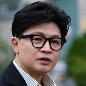 한동훈 “정치 공작?” 발끈…22일 만에 또 찍힌 김민석 수첩, ‘한동훈 file’ 도대체 뭐길래
