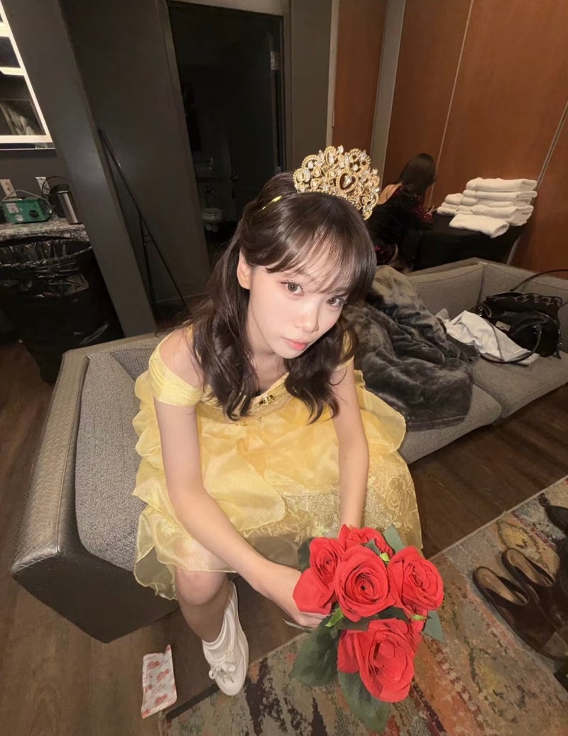 르세라핌 김채원, 공주 드레스 입고 쩍벌?! 무대 아래 반전 테토녀 비하인드컷