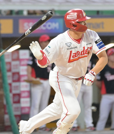 “시즌 초 1할까지 떨어졌는데…” 김재환, 결국 300홈런 찍고 SSG 첫 시즌을 뒤집었다