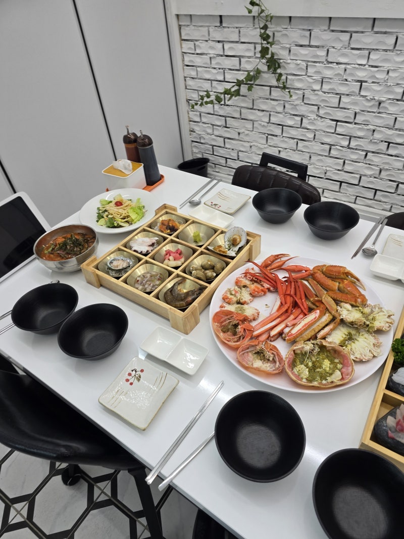 Found a Great King Crab Restaurant in Gangneung and Enjoyed a Full Meal at Gyeongpo Hwalge