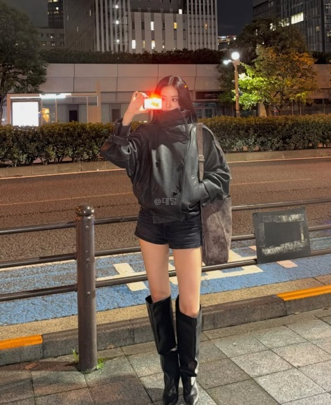 짧은 자켓인줄.. 알고보니 트렌치코트였던 안유진 가죽코디