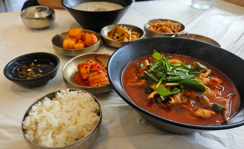 Gangneung Jjamppong Sundubu Restaurant: New Solhyang Chodang Sundubu, Pet-Friendly and Open for Breakfast