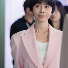50세라는데.. 연핑크 수트도 찰떡인 우희진 근황