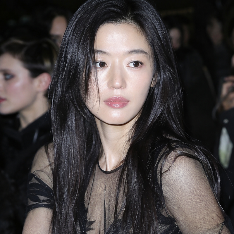 "생얼인데 이 아우라.." 전지현, 생로랑 쇼에서 20대 같다는 시스루 패션