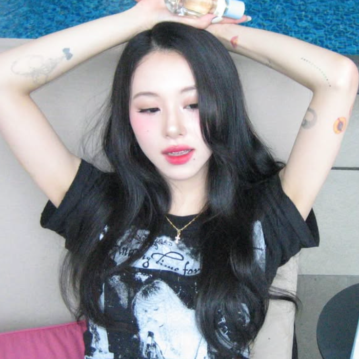 트와이스 채영, 팬만 들어오는 방에서 나온 '똥문신'..그 하나만 집었다