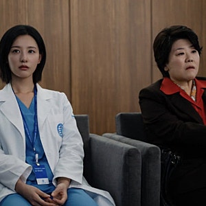 방송 전부터 난리 난 '닥터X'… 김지원과 이정은의 파격 변신 뒤에 숨겨진 이야기