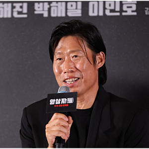“유해진 집 앞에서 한 달간 집회”…영화 ‘암살자(들)’ 논란, 배우 자택까지 번졌다