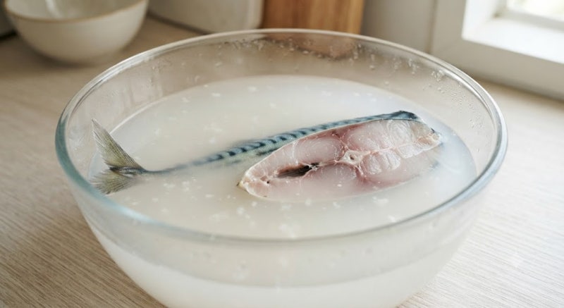 가을 제철 고등어 굽기, 비린내 싹 잡는 '이것'의 기적