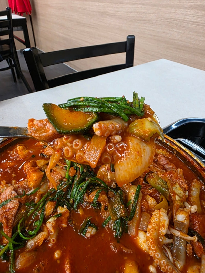 산낙지를 통째로 넣어주는 골프존카운티맛집 낙지전골 찐맛집 송도 빨간거 짱구네