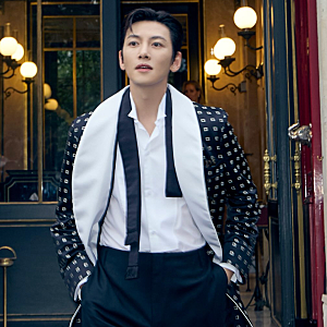 "몸 좋은데 왜 이 옷을?" 결국 지창욱이 얼굴로 살렸다는 톰 포드 파리 패션위크 룩