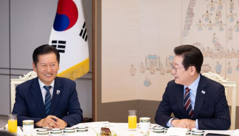 [이슈] 이재명 대통령·정청래 전 대표, 4시간 만찬, 국정 현안부터 당내 사안까지…4시간 동....
