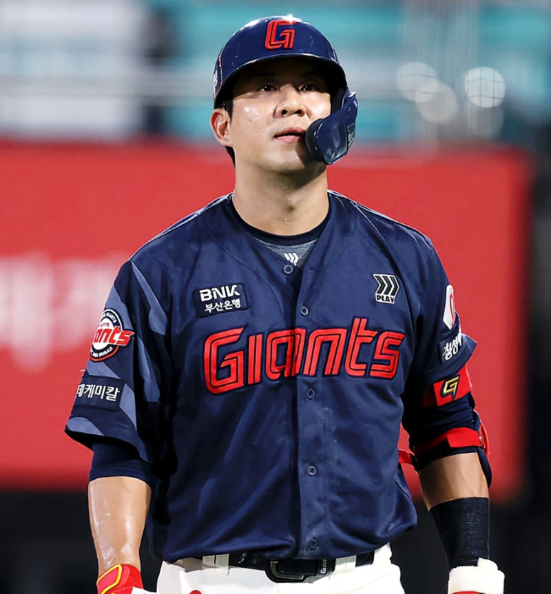 [롯데 자이언츠] 10월 9일 롯데-LG전, 김민성 은퇴식 시구·시타를 가족이 맡게 된 이유