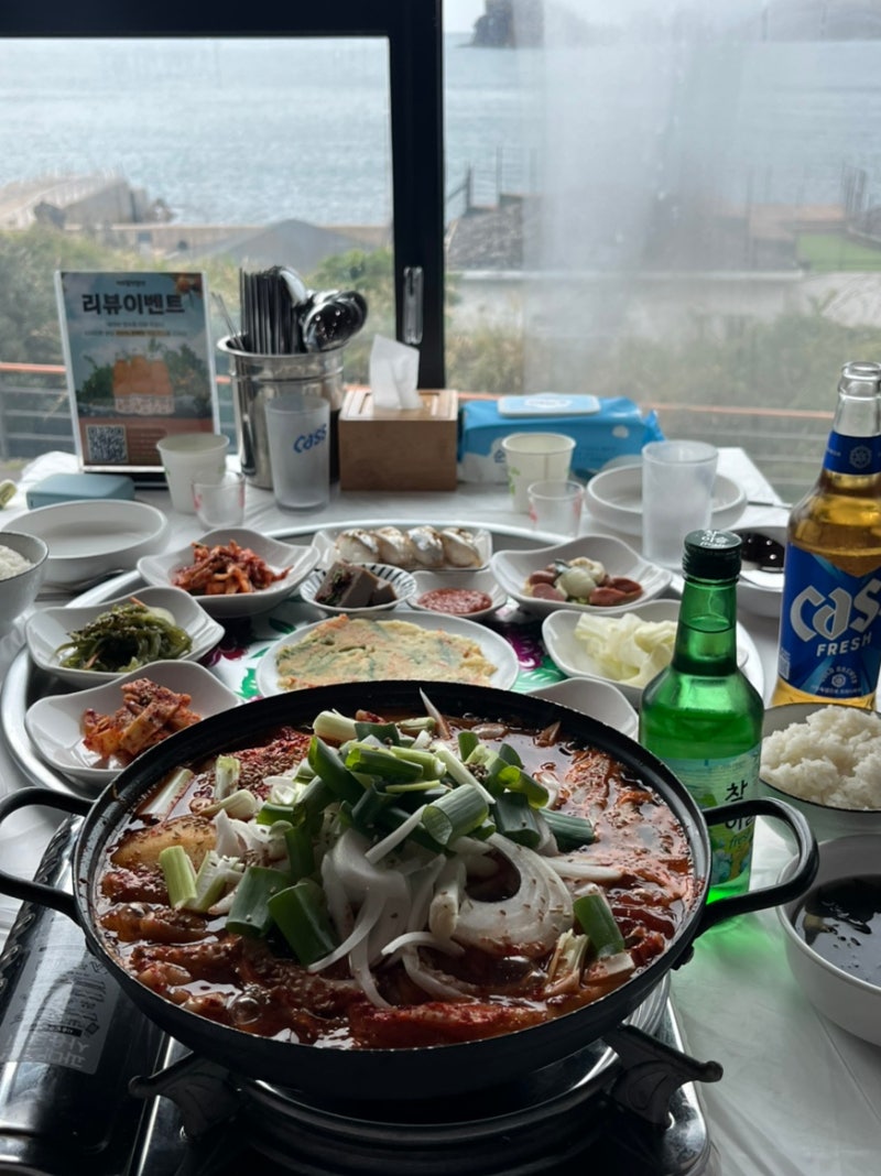 済州グルメ、オーシャンビューの太刀魚煮込み「済州ハルマンパプサン遮帰島店」