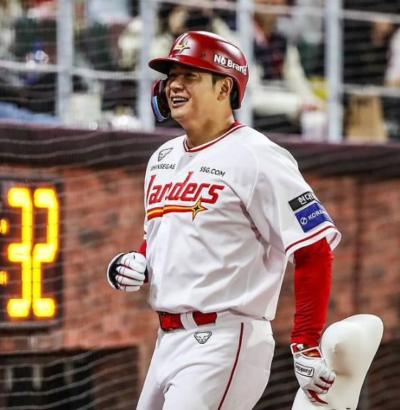 "전설의 300호" SSG 김재환, 130m 대형 아치로 KBO 통산 300홈런 완성… 이유는? 결국 인천에서 다....