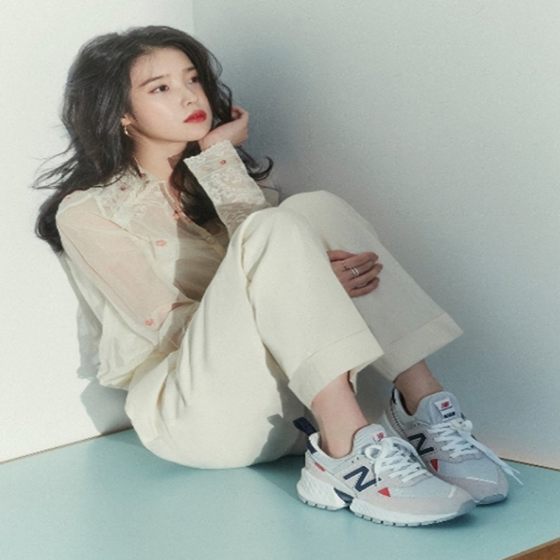 아이유가 천국의 계단 탈 때 신는 운동화? 뉴발란스 신발이 다시 주목받는 이유