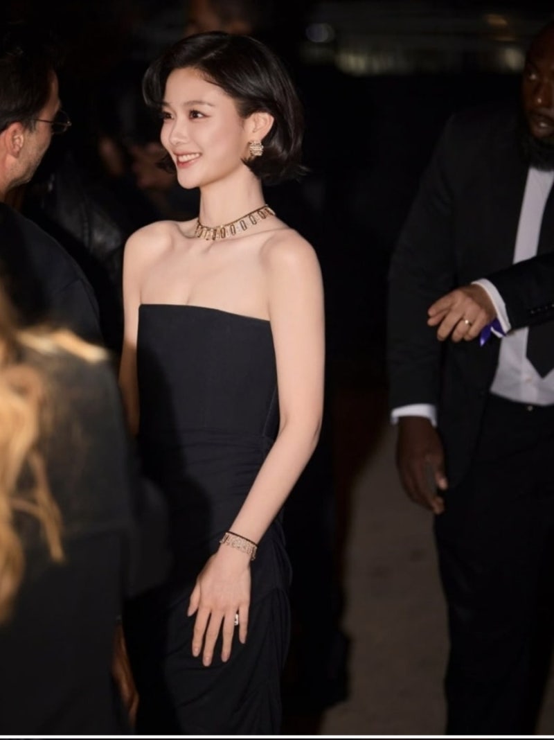 "내가 알던 김유정이 아니네…" 올블랙 입자 어른 여자미 폭발한 파리 쇼 현장