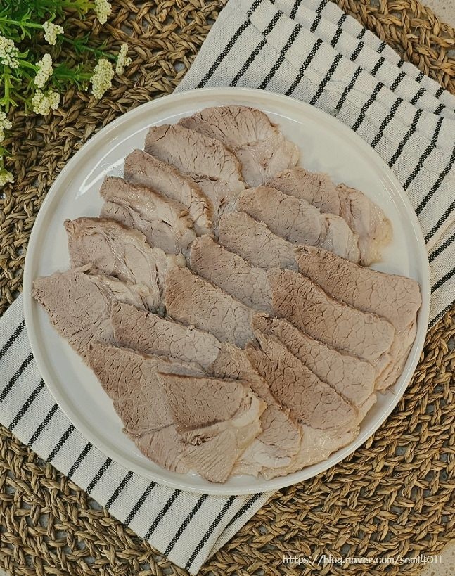 부드럽고 잡내 없는 돼지 앞다리살 수육 삶는 법