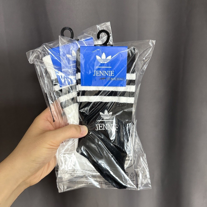 아디다스 제니 양말 직접보니 미쳤네요.. 컷아웃 디테일로 바꾸는 데일리룩