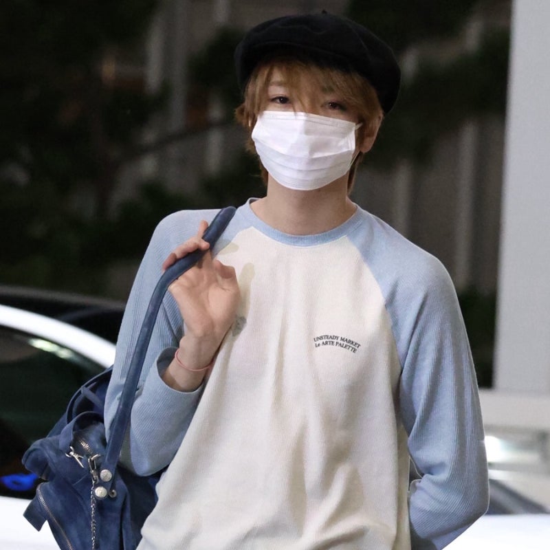 사쿠야의 하늘색 나그랑 티셔츠 공항 패션