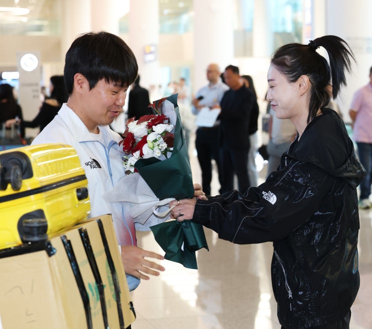 사격 <b>김예지</b> 공항 포옹 사진 화제, 남편 <b>이건혁</b> 2관왕 자격이 얼마나....