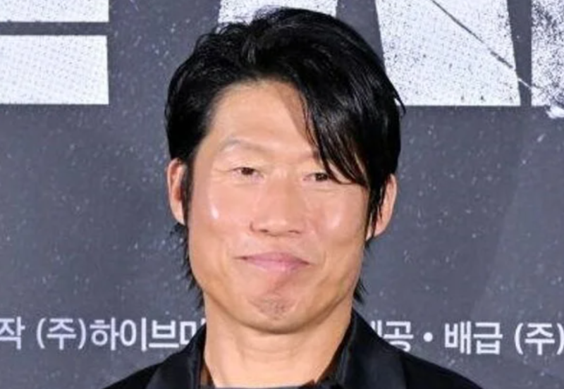 "배우 자택 앞 한 달 집회 신고" 56세 유해진, '암살자(들)' 후폭풍에 선 넘어선 수난