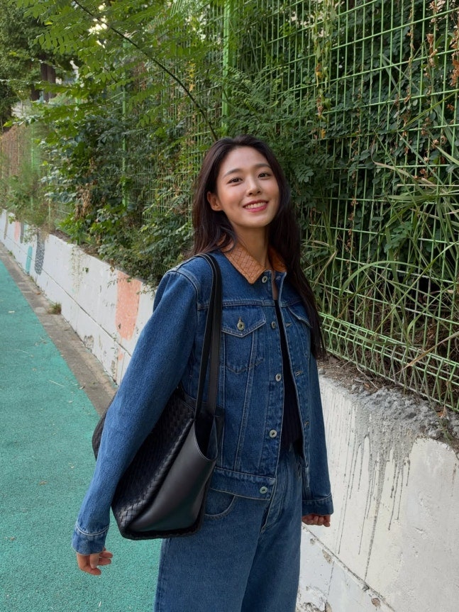 “나 가을 좋아하네” 설현, 청청패션 세젤예 입간판 비주얼에 볼터치까지 달라졌다