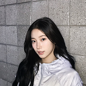 르세라핌 카즈하 경량패딩, 뉴발란스 플라잉 후드형 숏다운 여자 겨울 코디