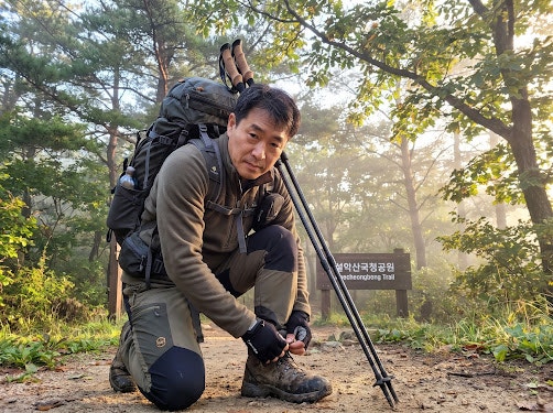 무릎 통증 없이 하산하는 법, 등산 스틱 '제대로' 짚는 3단계 기술과 요즘 산행 꿀팁