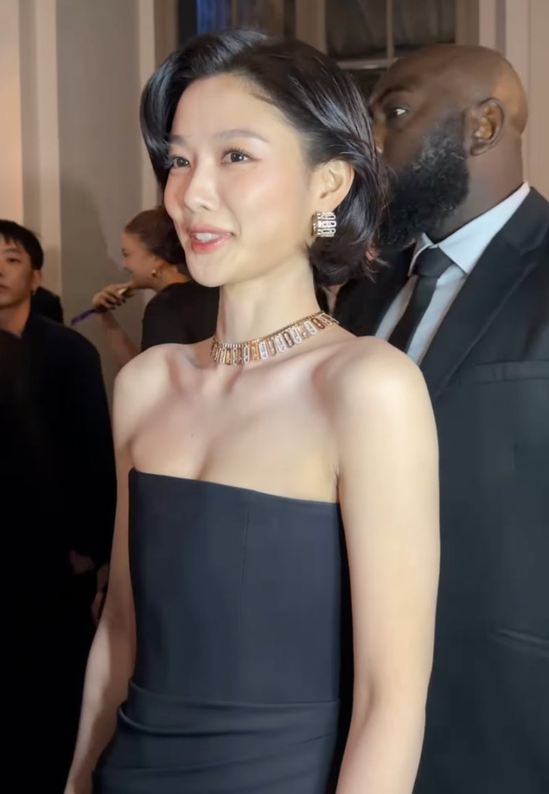 “아역배우 김유정 맞아?” 파리서 블랙 드레스 입자 분위기가 완전히 달라졌다