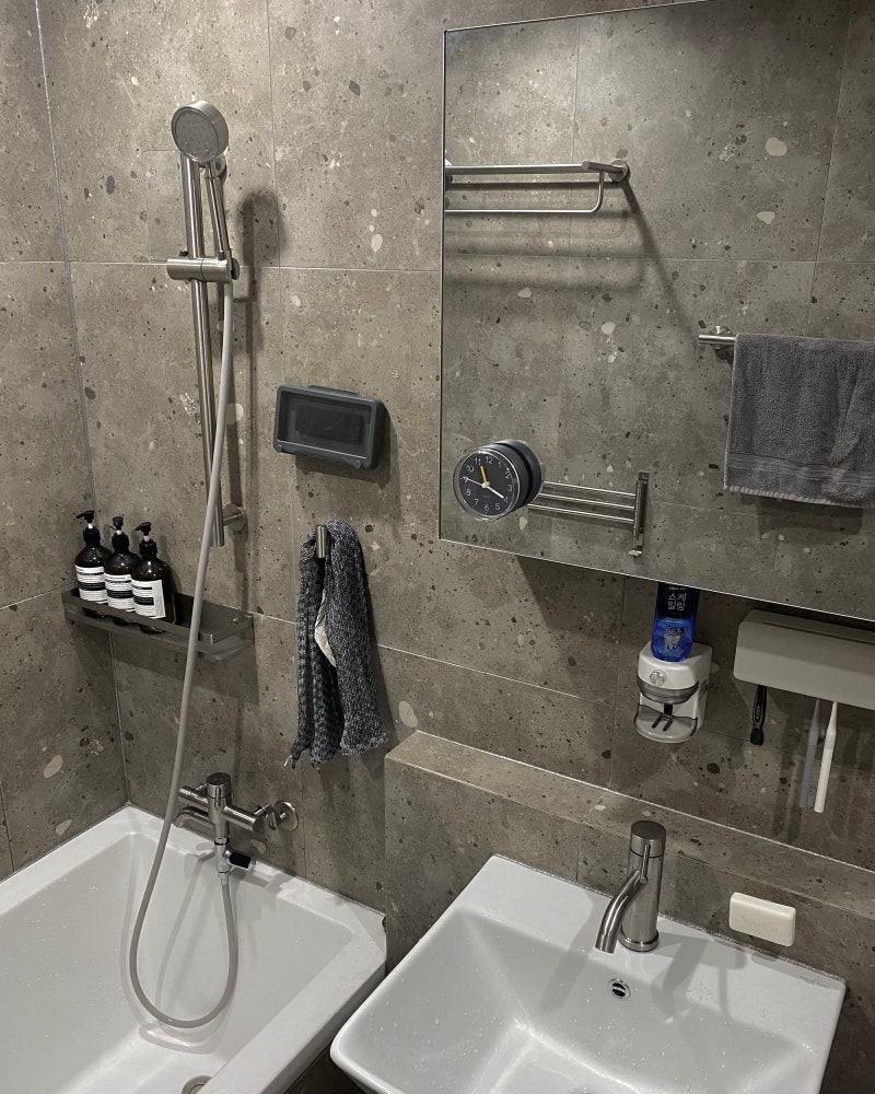 [SPACE] GREY BATHROOM｜그레이 욕실 리모델링｜600각 테라조 타일 × 무광 니켈 수전 · 악세사리