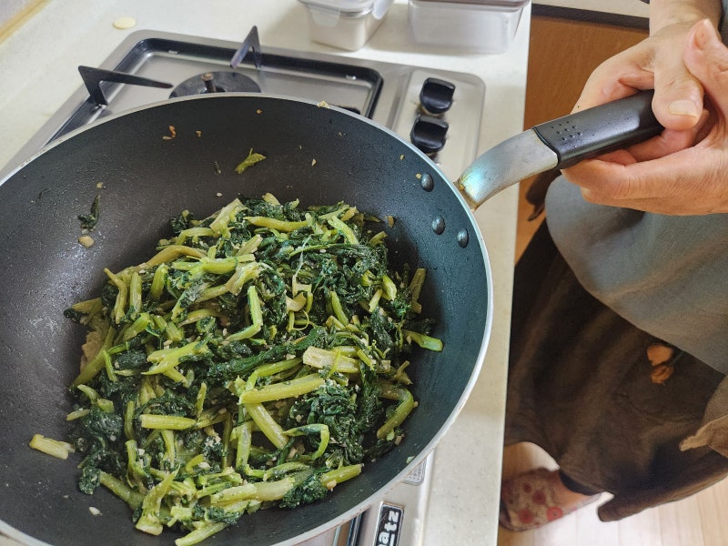 무청 시래기 요리 간단하게 맛있는 국물 없는 들깨 넣고 만든 시래기나물볶음