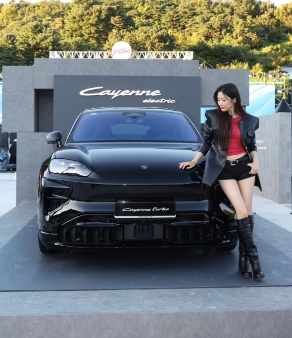"포르쉐 오너 딸 같네"레드 탑에 레더 재킷으로 완성한 걸크러시 패션 30세 문가영