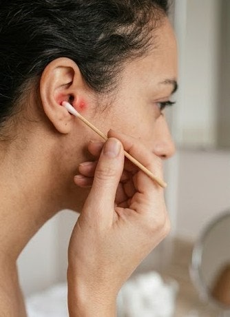 “귀가 아픈데 오른쪽만?” 한쪽 귀 통증이 생기는 뜻밖의 원인 5가지