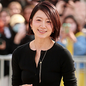 "주름을 왜 가려요?" 다들 어려 보이려 애쓰는데 59세 김희애의 주름까지 그대로 드러낸 패션 ....