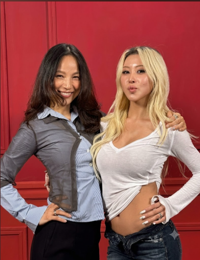 이효리 다영 투샷 공개, 붉은 벽 앞 20살 차 같은 포즈 케미