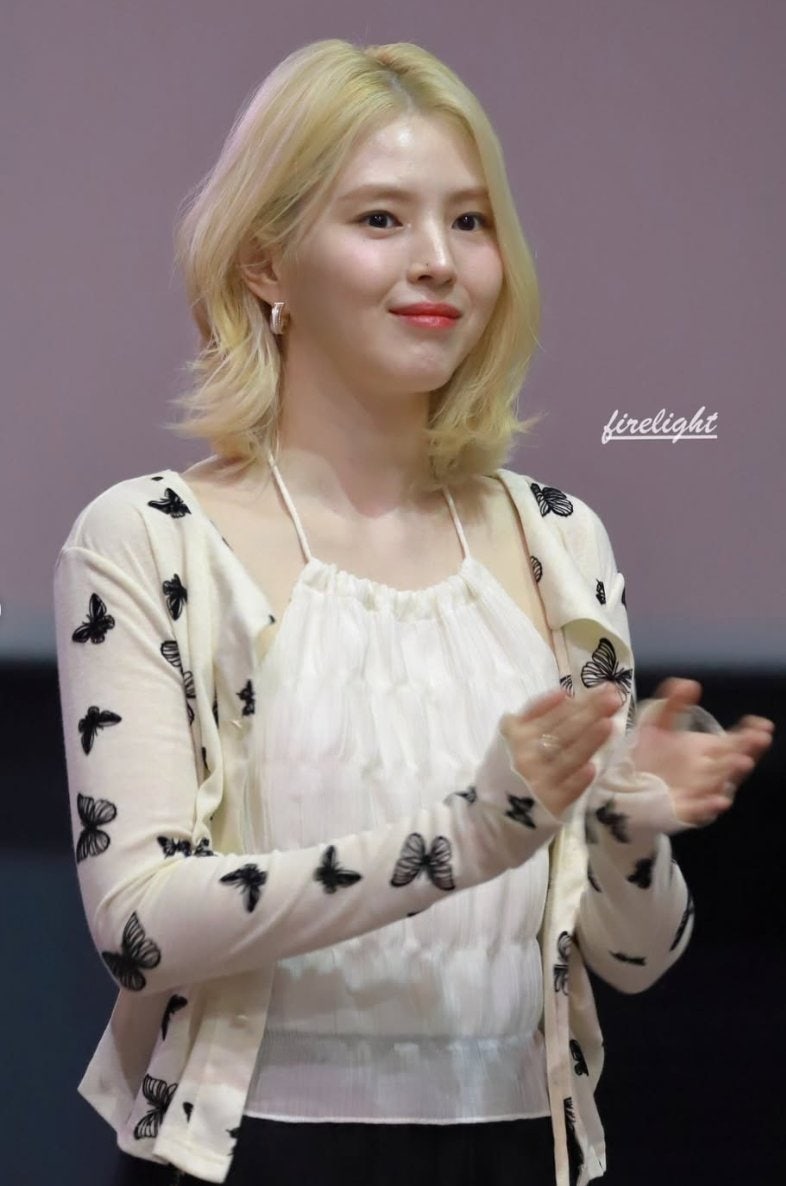 The Twist in Han So-hee's Stage Greeting Outfit, Appearing Blonde After 'Working Three Part-Time Jobs a Day'