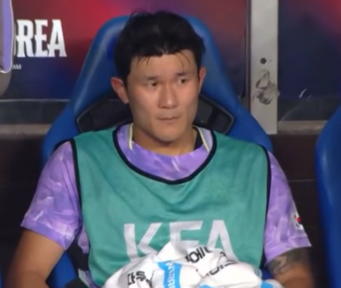 “수비수들이 불쌍하다” 축구화 집어던진 김민재, 왜 이렇게까지 화났을까?