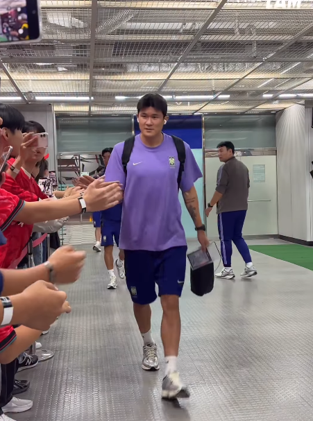 김민재 축구화 패대기 왜? “수비수들이 불쌍하다”…모레노호 전술에 무슨 일이 있었나
