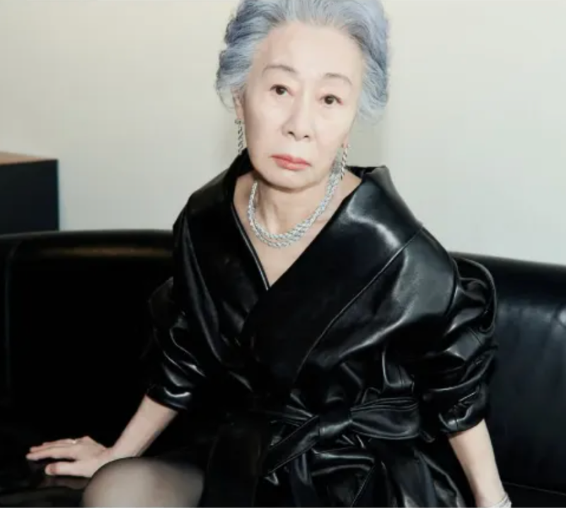 "한국 감독들은 절대 안 주던데..." 윤여정이 20살 연하남 연기에 던진 솔직한 돌직구