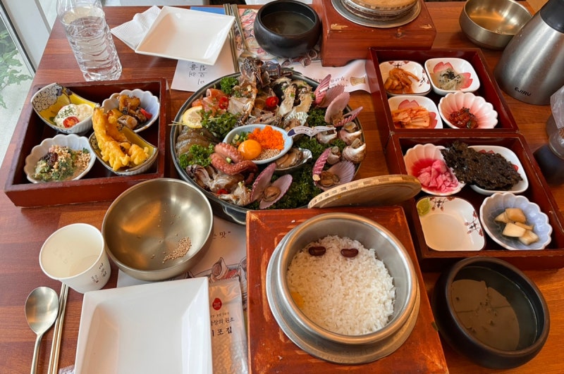 釜山海雲台美食店 Mipojip 海雲台總店，用三代秘傳果實醬油製作的美女海鮮醬定食評價