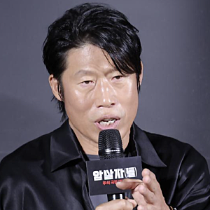 영화 ‘암살자(들)’ 역사 왜곡 논란, 유해진 집 앞 집회까지…영화에 출연했다는 이유만으....