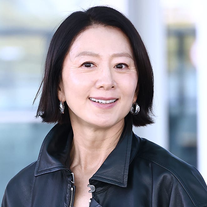 "나이가 안 믿겨.." 공항 패션보다 난리 난 김희애 동안비결