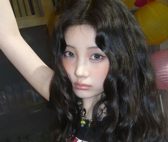 뽀글머리에 버건디 팬츠라니.. 아일릿 원희의 히피펌 스타일링