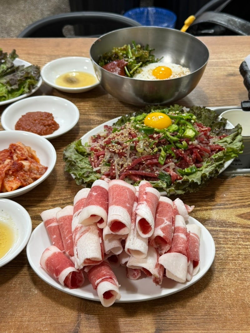 서울 종로 '백제정육점' 육회 차돌박이 쌈 맛집 평일 오후 후기
