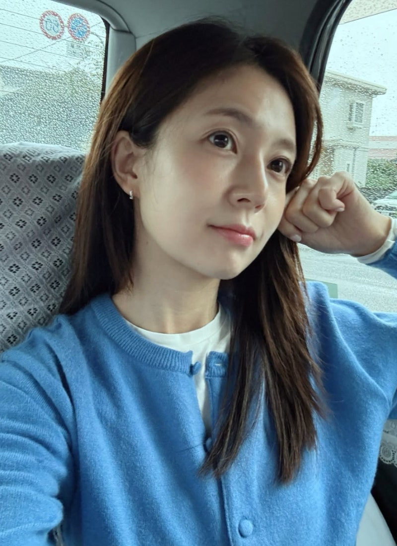 백진희, 결혼 발표 후 첫 근황…비 오는 다카마쓰에서도 빛난 미모