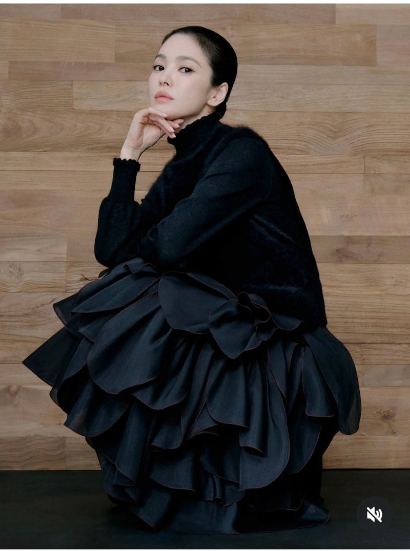 "Is it all about her face?" Song Hye-kyo boldly tries the trendy 'slicked-back hair'... Her unique fashion overshadowed by her beauty