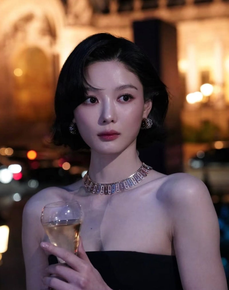 김유정 27세, 파리 블랙드레스, 하이주얼리 쇼 빛낸 압도적 성숙미